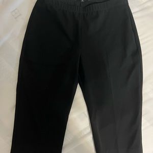 Black Karen Kane capri pants